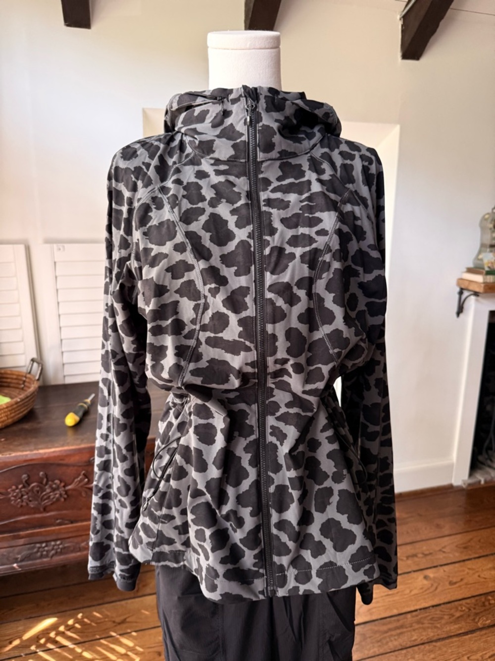 Lululemon leopard black Jacket Size 10 - Icon Logo / Rain